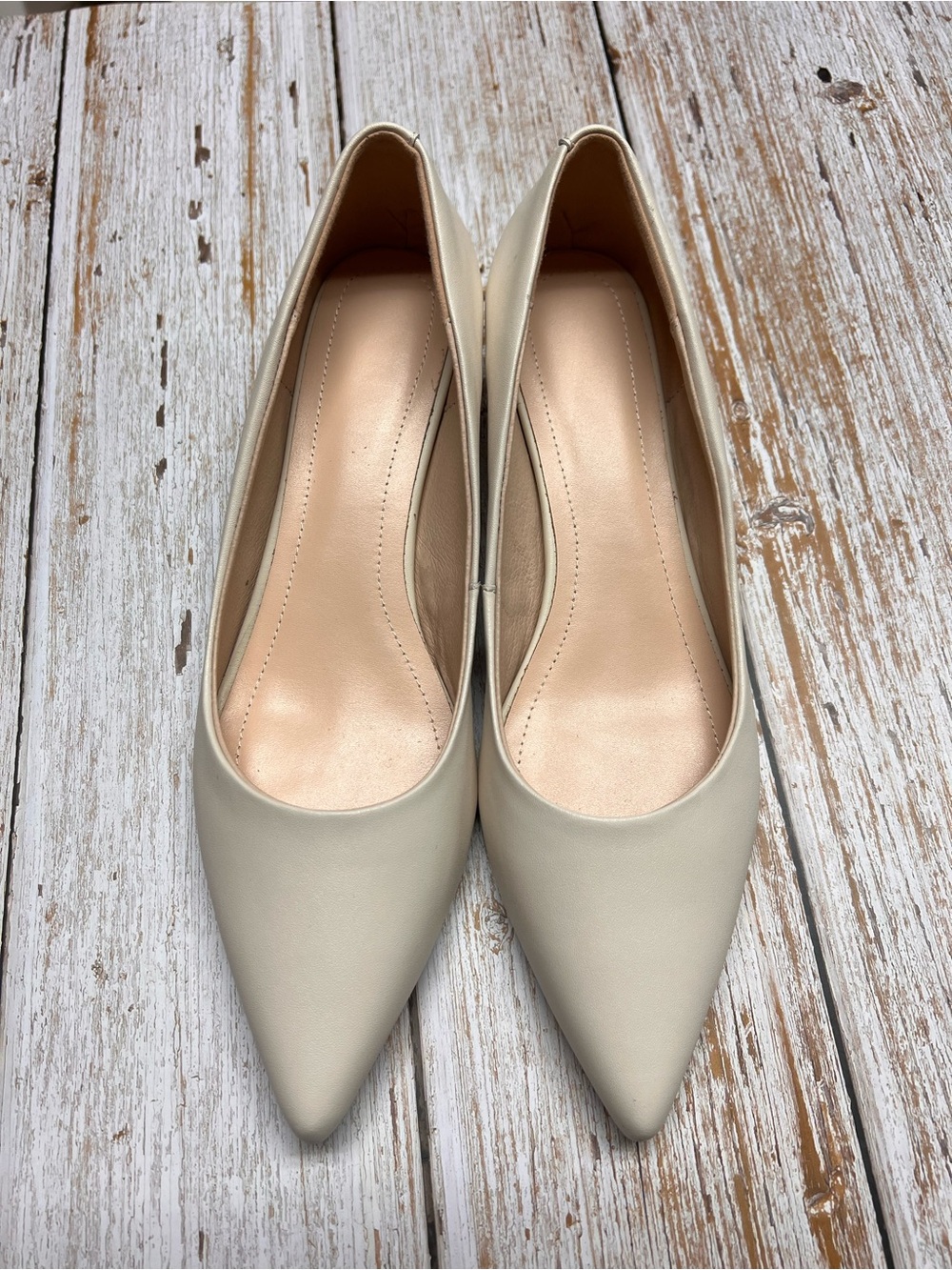 Women’s Pointed Toe heels in Cream leather